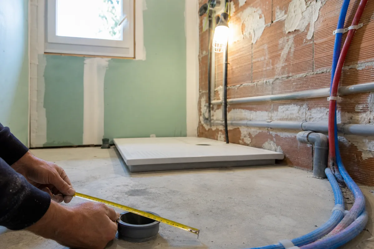 Salle d’eau en cours de rénovation dans une maison de brique du bassin minier
